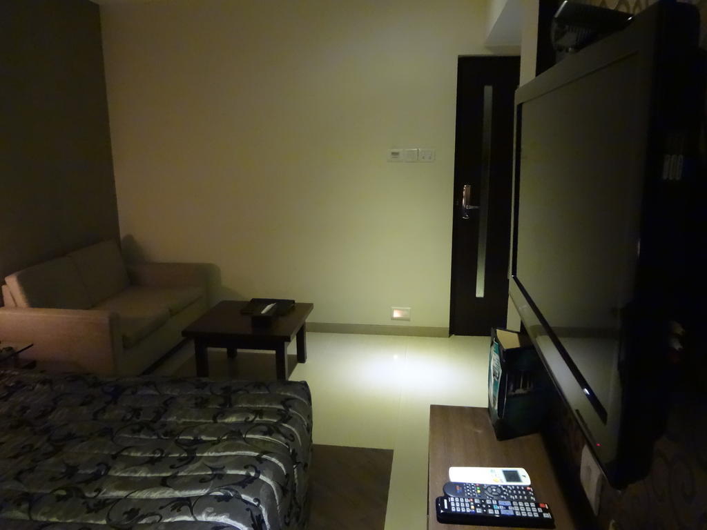 Hotel Capitol Тхане Экстерьер фото