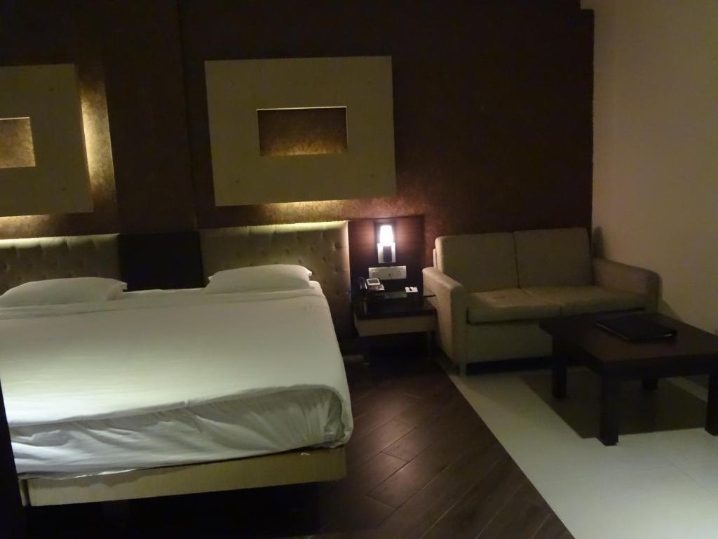 Hotel Capitol Тхане Номер фото
