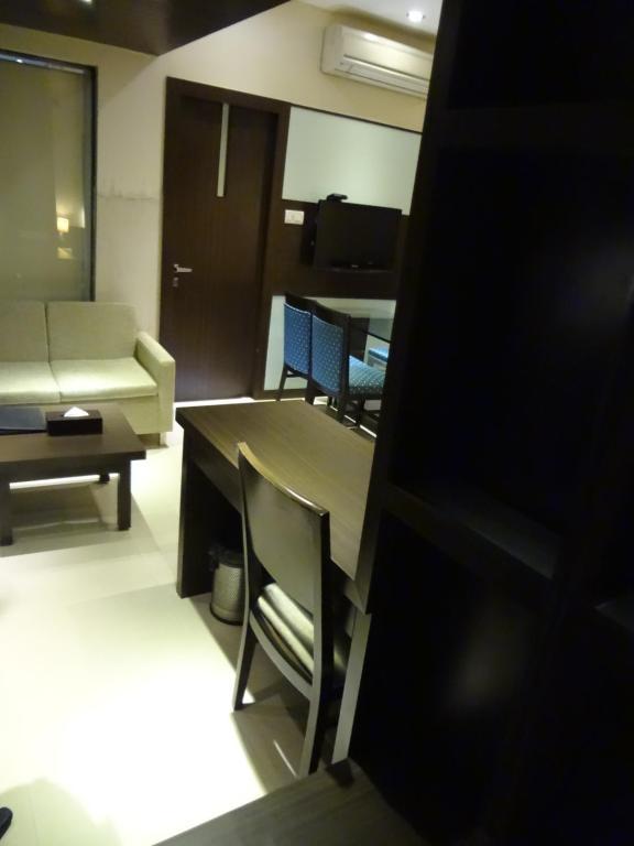 Hotel Capitol Тхане Экстерьер фото