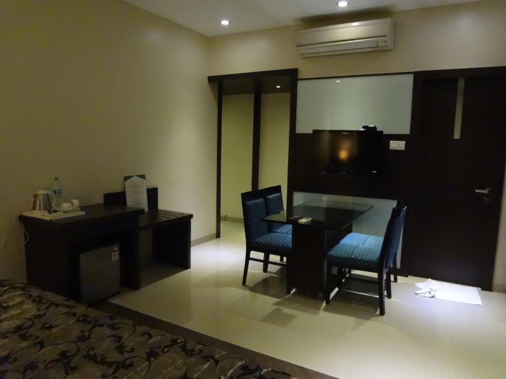 Hotel Capitol Тхане Экстерьер фото