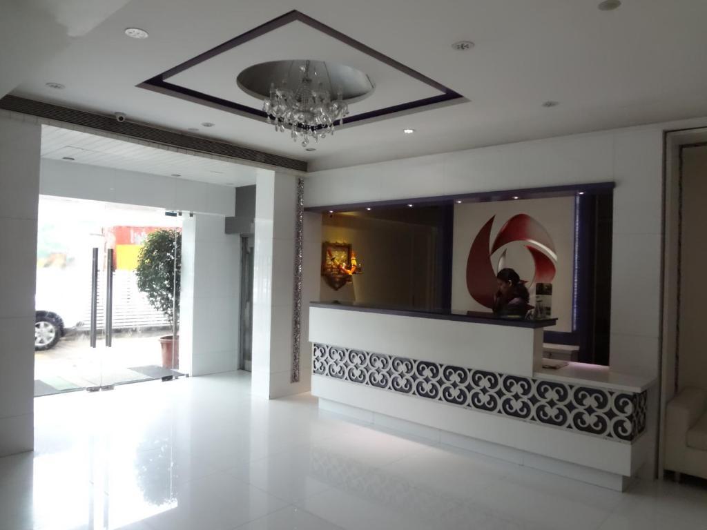 Hotel Capitol Тхане Экстерьер фото