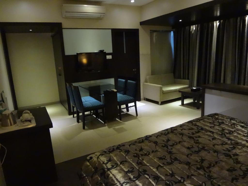 Hotel Capitol Тхане Экстерьер фото